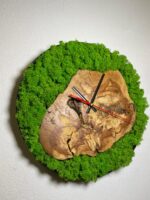 Wanduhr mit Islandmoos und Massivholz