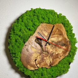 Wanduhr mit Islandmoos und Massivholz