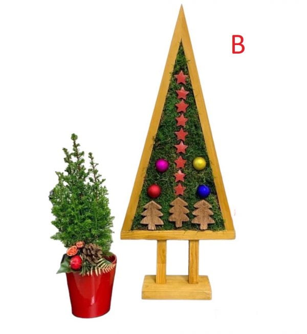 Dekorativer Weihnachtsbaum aus Holz mit Moos