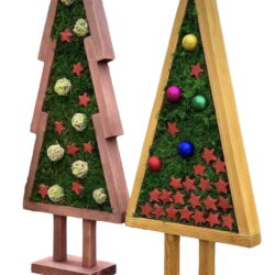 Dekorativer Weihnachtsbaum aus Holz mit Moos