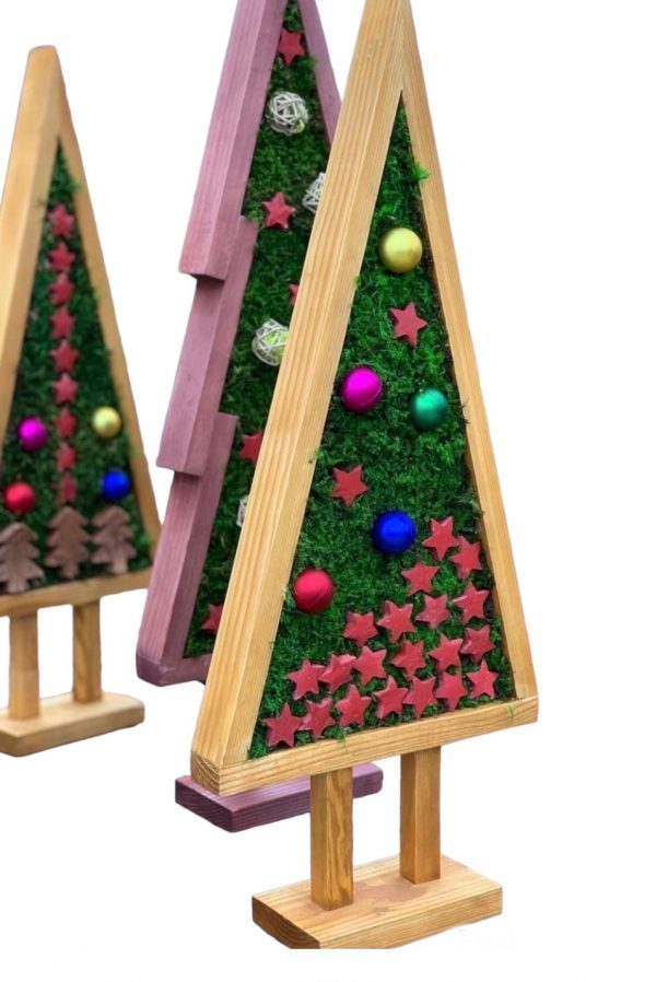 Dekorativer Weihnachtsbaum aus Holz mit Moos