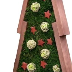 Dekorativer Weihnachtsbaum aus Holz mit Moos