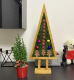 Dekorativer Weihnachtsbaum aus Holz mit Moos und Ornamenten