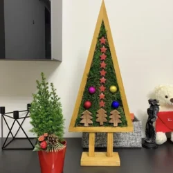 Dekorativer Weihnachtsbaum aus Holz mit Moos und Ornamenten