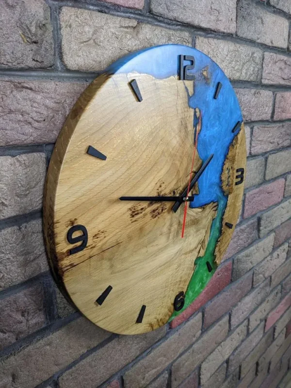 Elegante Blau Epoxy Uhr aus Eichenholz